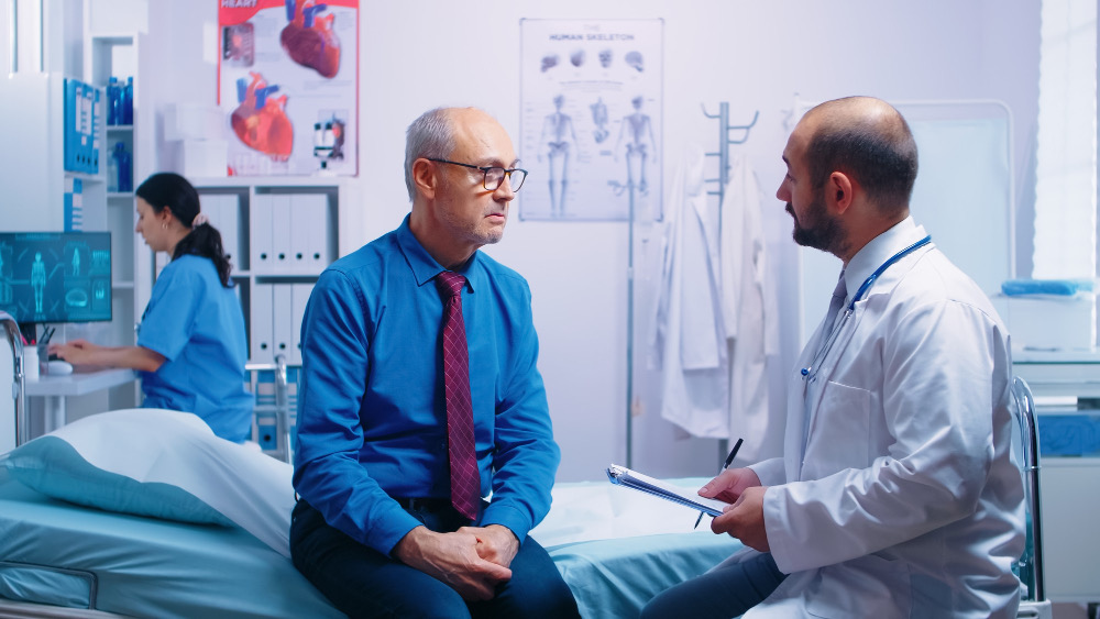 Médico em consulta clínica com paciente idoso para avaliação da saúde